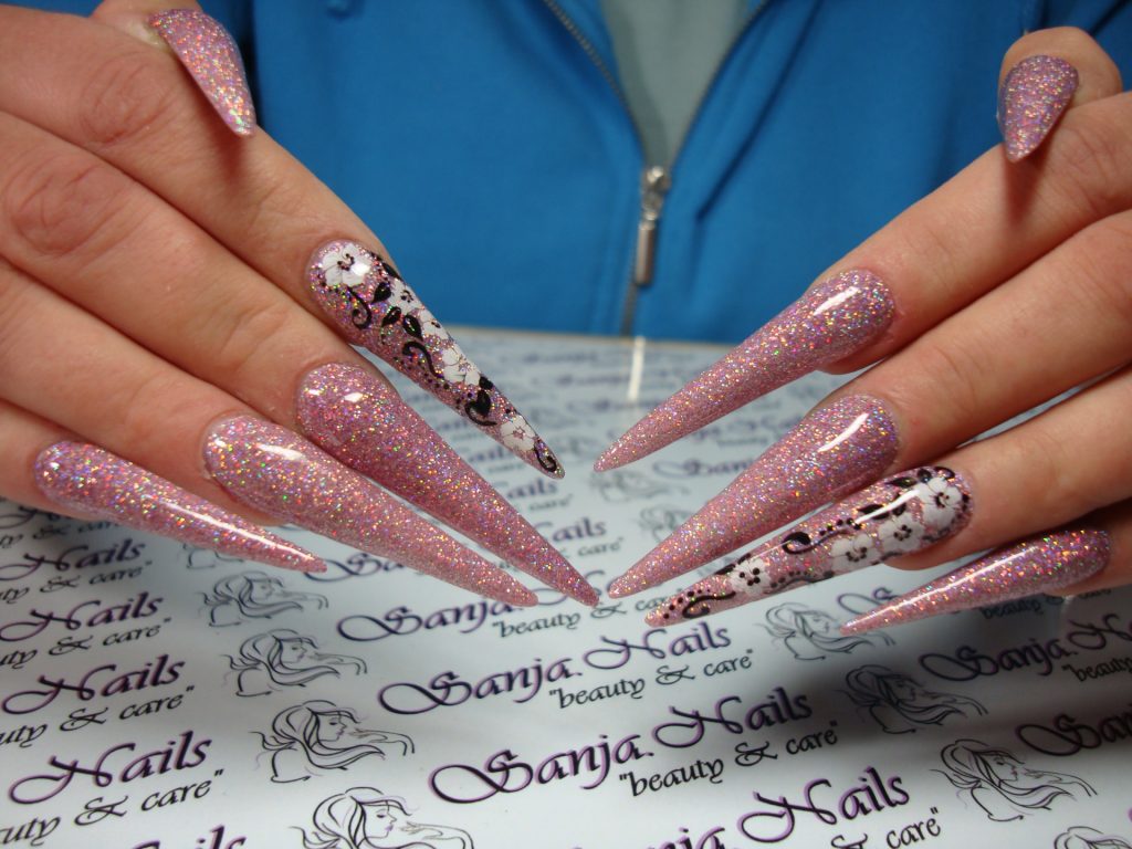 stiletto nokti